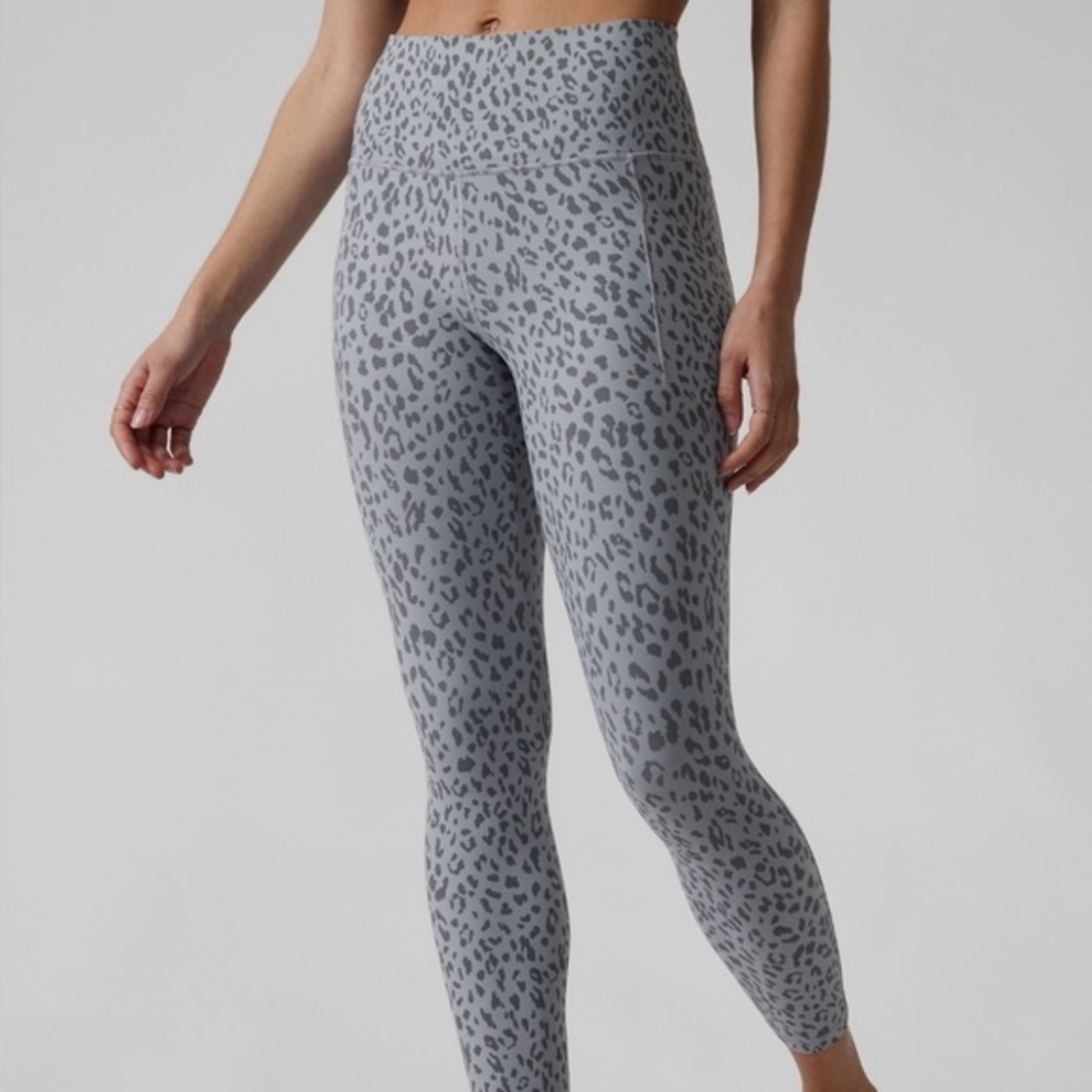 Athleta Salutation Stash Pocket II 7/8 Leggings Gray Leopard Print Size Small